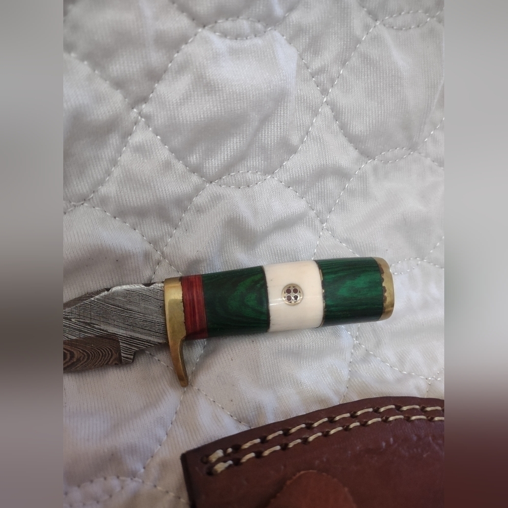 Damascus steel blade men's hunting knife with sheath green and white - Picture 2 of 7